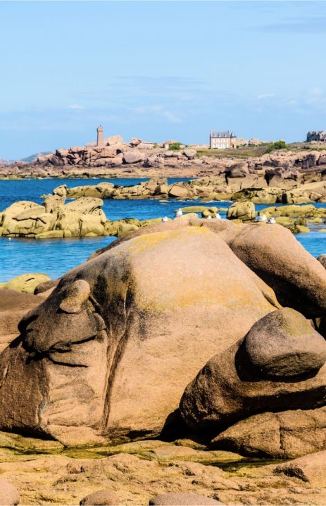 seascape-of-the-pink-granite-coast-with-the-ploumanach-lighthouse-in-picture-id1203528597